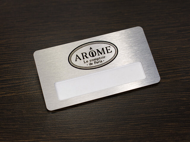 серебряный бейджик с окном