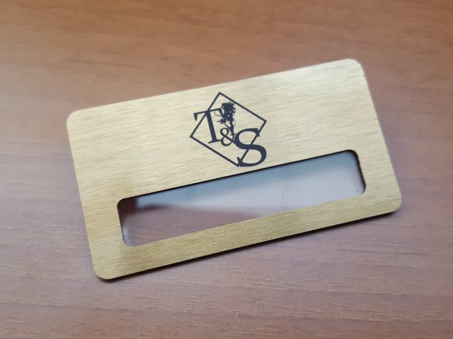 бейдж металлический с окном цвет золото