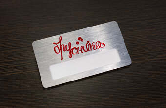 металлический бейдж с логотипом