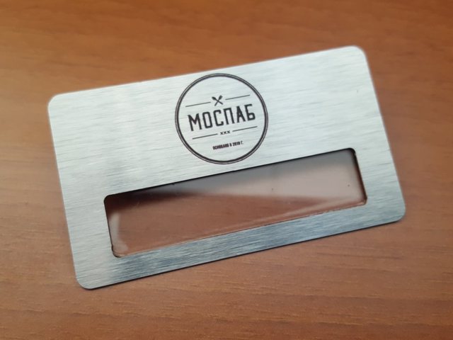 бейдж серебрянного цвета с логотипом