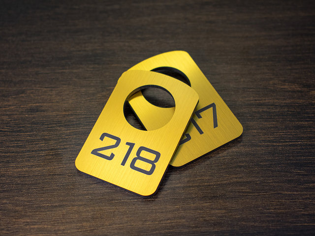 стандартный платиковый номерок для гардероба